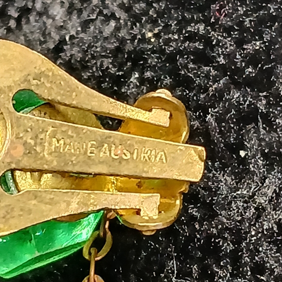 5$ Vtg Green Glass and Gold Drop Clip-On Earrings - Picture 2 of 7